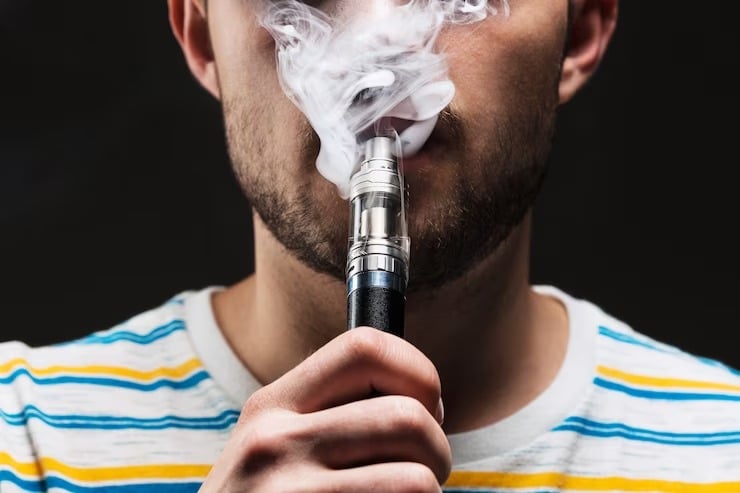 Menos alunos experimentam sexo, drogas, álcool e cigarro até 17 anos, mas consumo do vape explode, diz IBGE Uso de camisinha