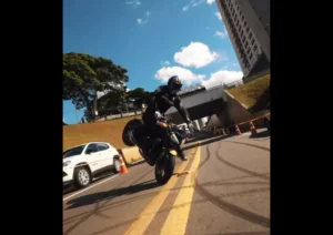 Piloto faz "grau" na Avenida 85 durante ação promocional