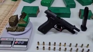 Arma e drogas apreendidas - (Foto: reprodução/PCDF)
