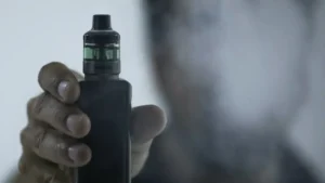 Imagem ilustrativa de homem segurando vape - (Foto: Agência Brasil Central)