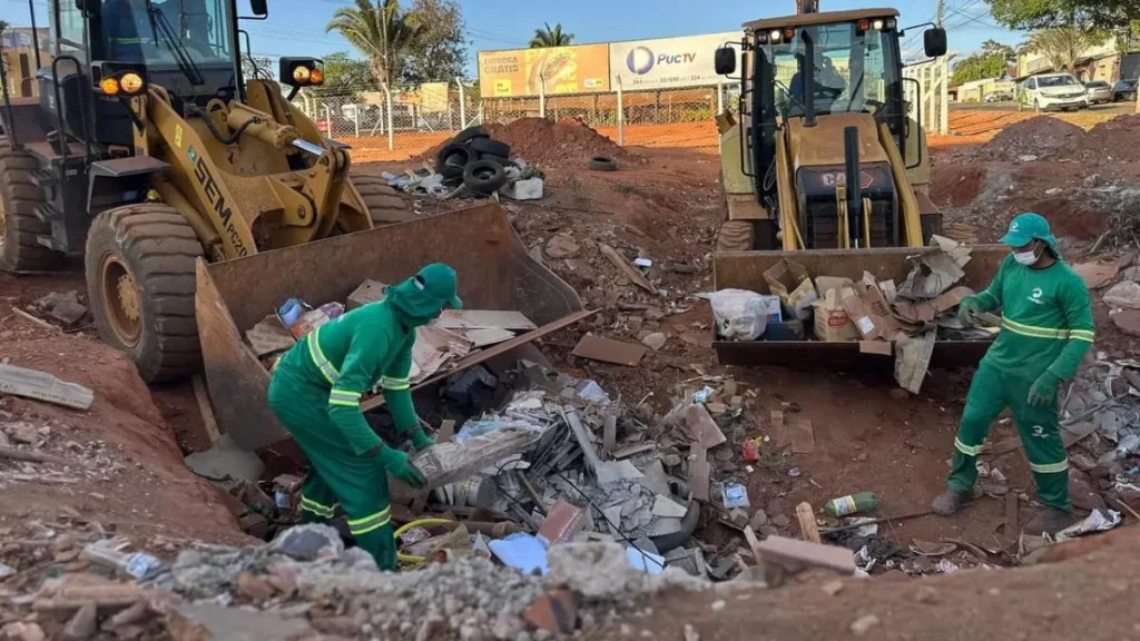 Profissionais limpando área de descarte irregular de lixo - (Foto: reprodução/Consórcio Limpa Gyn)