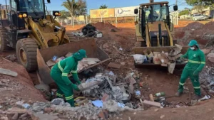 Profissionais limpando área de descarte irregular de lixo - (Foto: reprodução/Consórcio Limpa Gyn)