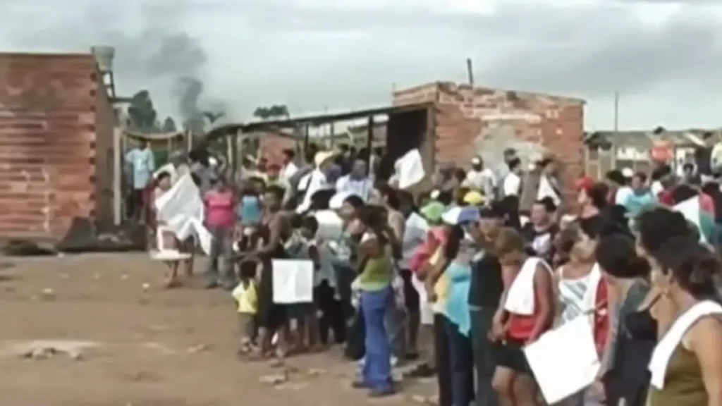 Famílias em protesto após a desocupação - (Foto: reprodução/Documentário Parque Oeste)