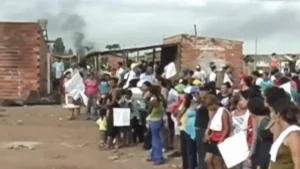 Famílias em protesto após a desocupação - (Foto: reprodução/Documentário Parque Oeste)