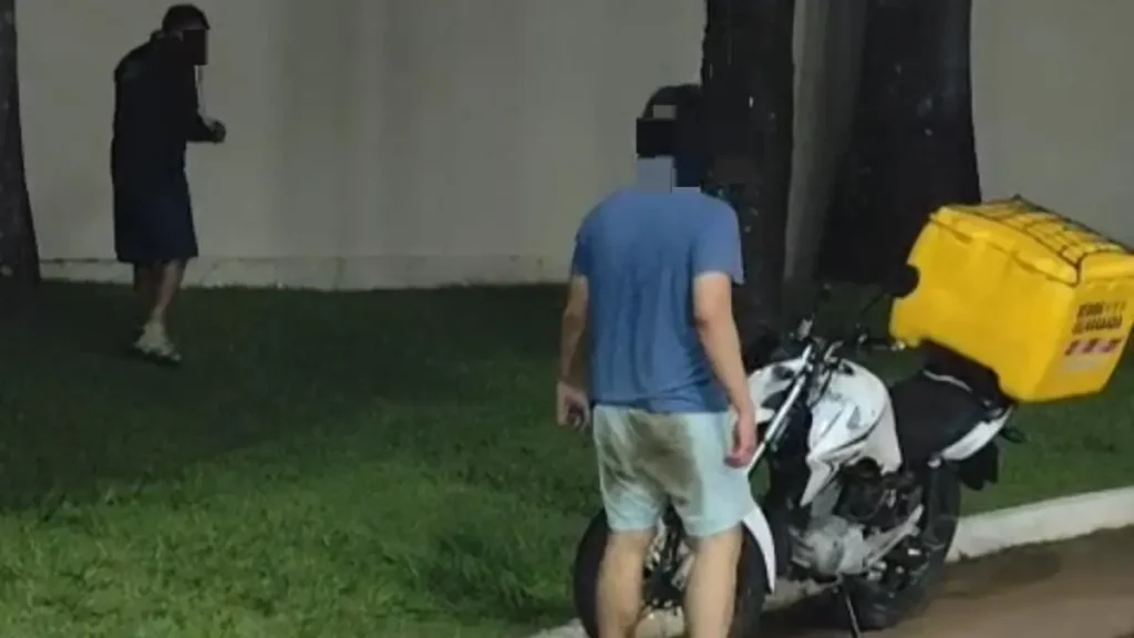 Entregador tentando se afastar de morador após ser agredido - (Foto: reprodução/redes sociais)