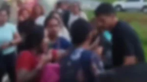 Jovem olhando ferimento após descer do ônibus - (Foto: material cedido ao Mais Goiás)