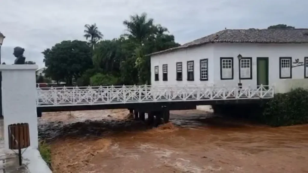 Rio Vermelho cheio na Cidade de Goiás - (Foto: reprodução/André Luiz de Souza)
