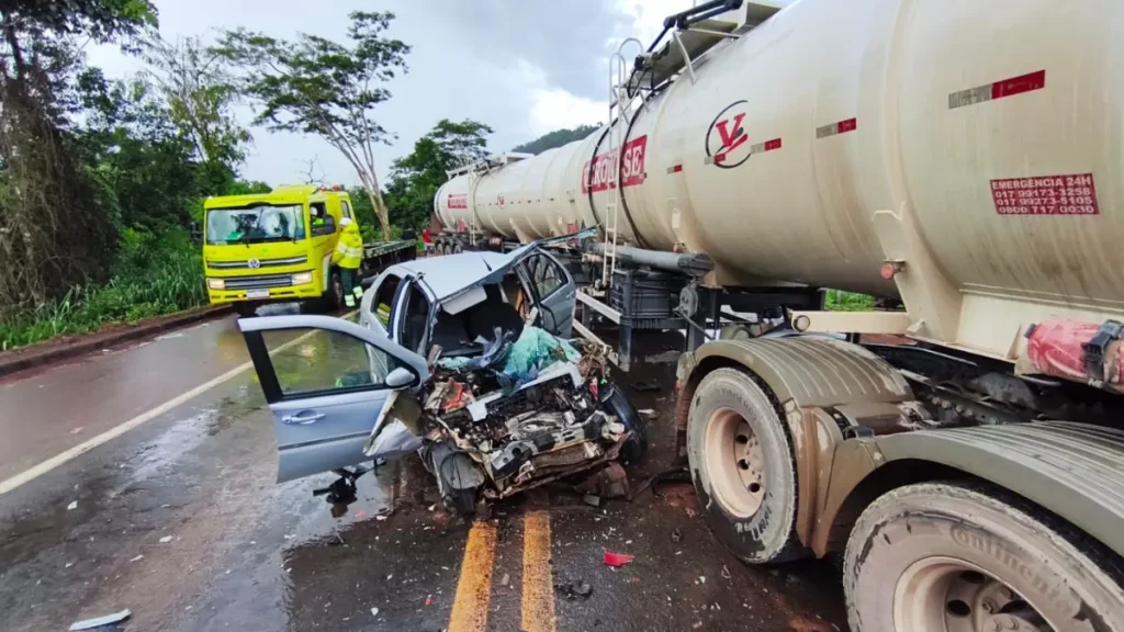 Carro ficou destruído com a força do impacto - (Foto: divulgação/PRF)