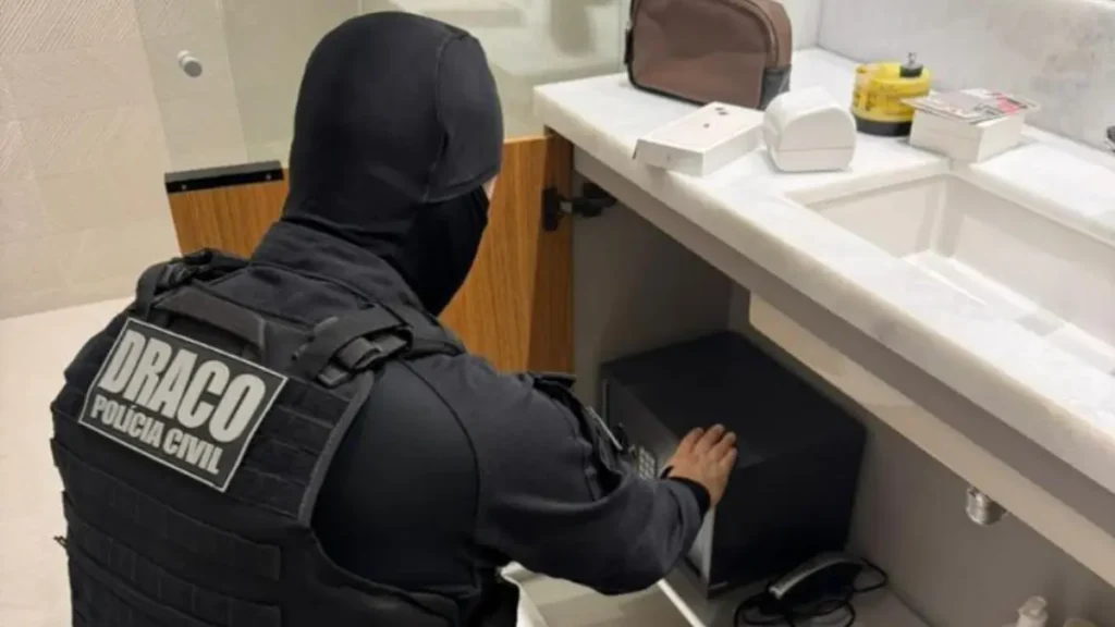 Policial cumprindo mandados - (Foto: reprodução/PCMT)