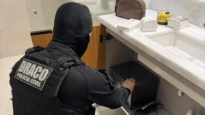 Policial cumprindo mandados - (Foto: reprodução/PCMT)