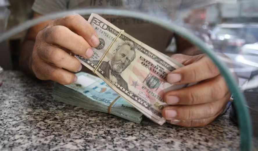 Dólar sobe mais de 1% na abertura com conflito no Oriente Médio no radar