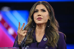 Trump anuncia saída de Kristi Noem do cargo de secretária de Segurança Interna