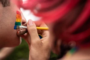 Pessoa não binária consegue na Justiça mudança de nome e gênero em Goiás