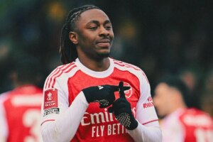 Craque do Arsenal se emociona ao encontrar ídolo da Seleção Brasileira