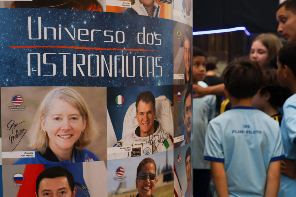 Estudantes do CEF 102 Norte visitam exposição sobre universo espacial em Brasília
