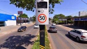 Imagem mostra um dos radares de velocidade instalados pela prefeitura em avenida de Goiânia