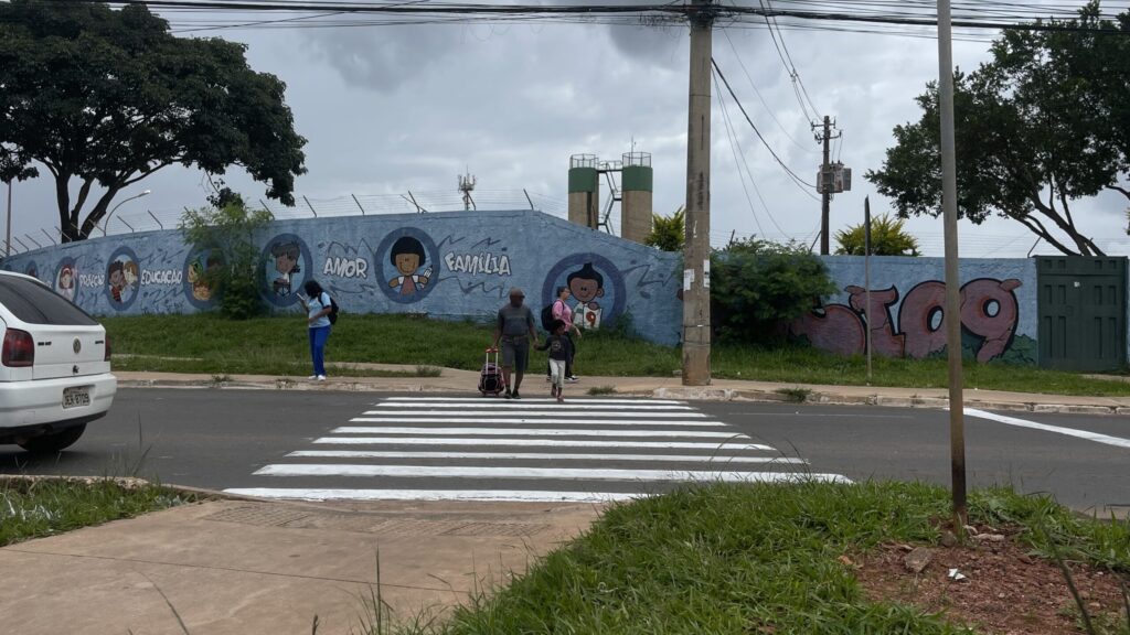 Detran-DF repinta faixas de pedestres em Arniqueira para aumentar segurança