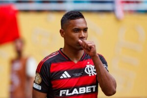 Alex Sandro tem lesão leve e pode estar à disposição para Libertadores
