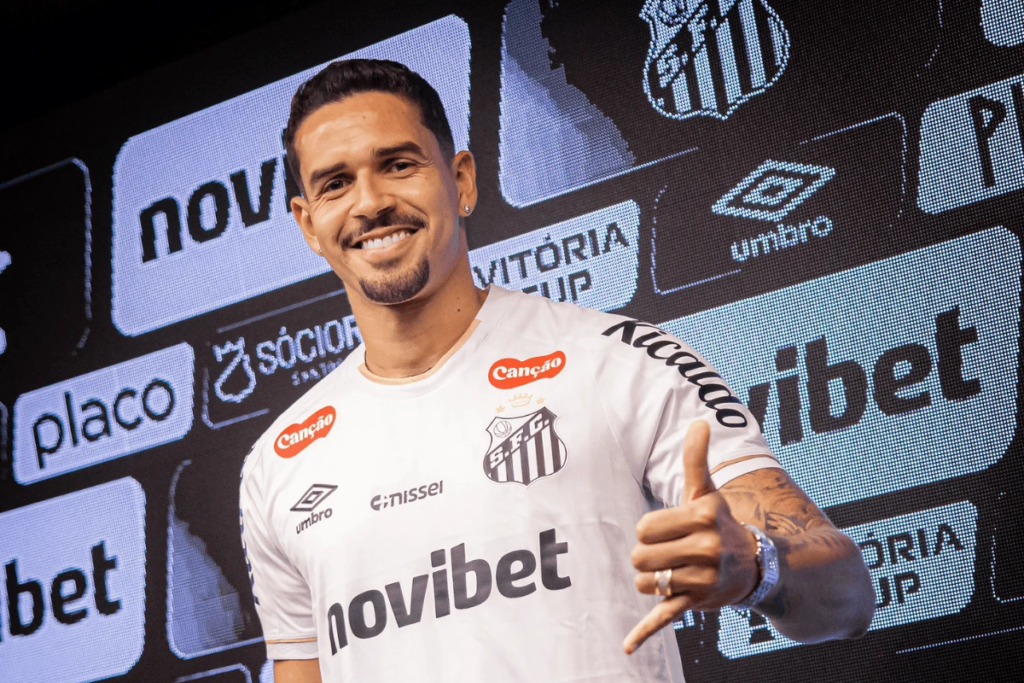 Após tensão no Catar, Lucas Veríssimo é apresentado pelo Santos