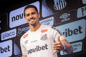 Após tensão no Catar, Lucas Veríssimo é apresentado pelo Santos