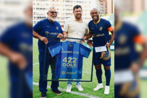 Vagner Love faz gol em vitória que marca despedida dos gramados