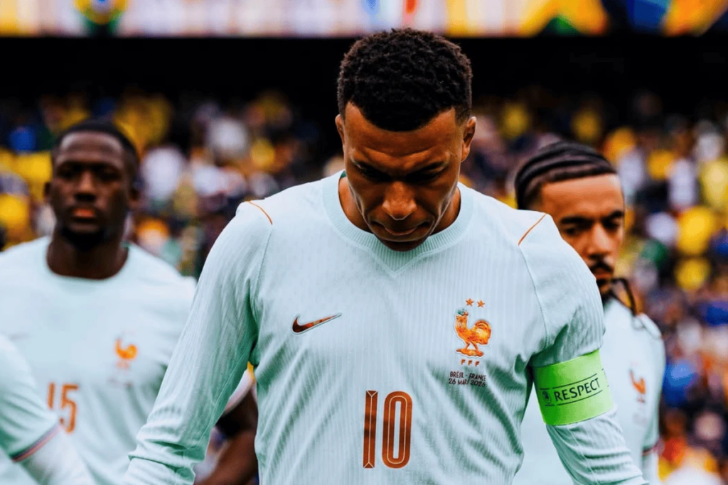 Kylian Mbappé inicia no banco de reservas em amistoso da França