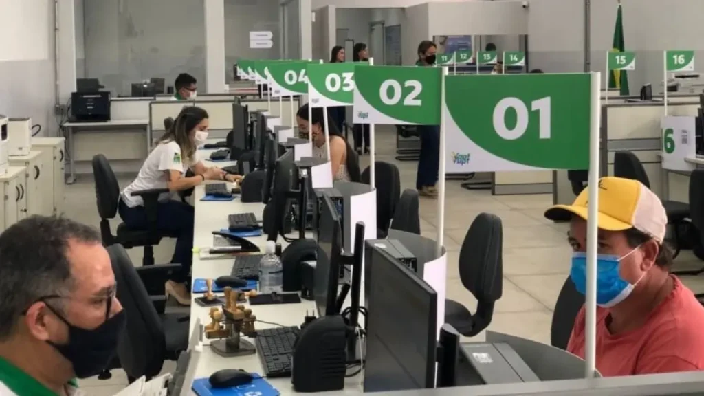 Imagem mostra servidores durante atendimento ao público em unidade do Vapt Vupt