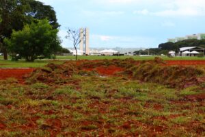 Novacap recupera gramado da Esplanada após danos de evento natalino