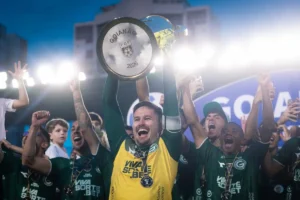 Na Serrinha lotada, Goiás empata com Atlético e conquista o seu 29º título do Goianão