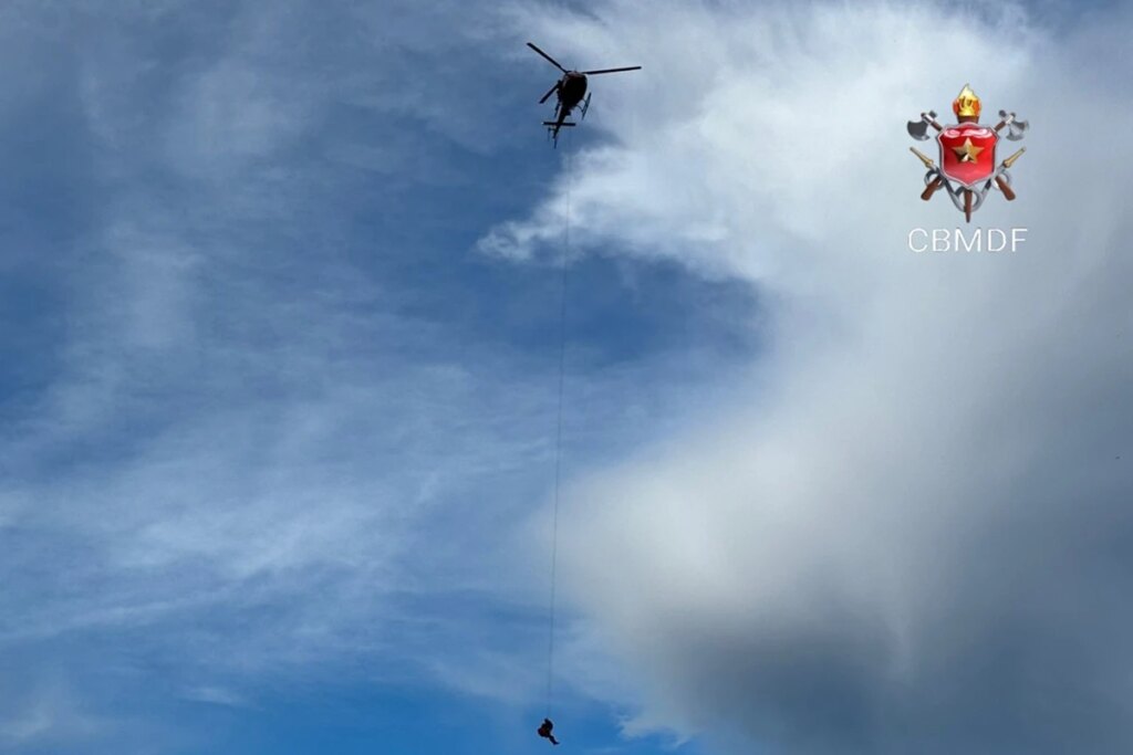 Helicóptero do CBMDF resgata homem que quebrou perna em cachoeira