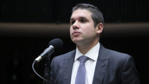 Hugo Motta planeja votar redução de jornada e fim da escala 6×1 em maio