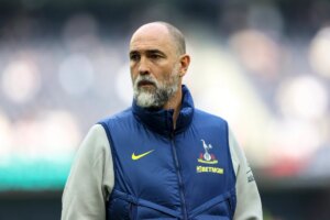 Técnico do Tottenham recebe notícia da morte do pai após derrota