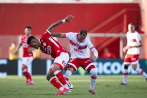 Vila Nova deixa vitória escapar no fim e empata com CRB na estreia pela Série B