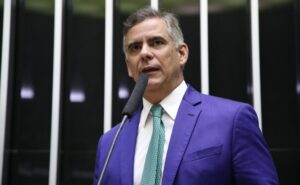 Câmara aprova e envia ao Senado projeto que estabelece piso salarial de R$ 3 mil para garis - Notícias