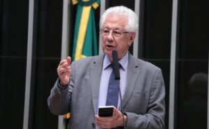 Deputado Arlindo Chinaglia fala ao microfone