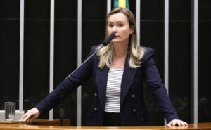 Deputada Julia Zanatta (PL-SC) fala no Plenário da Câmara dos Deputados