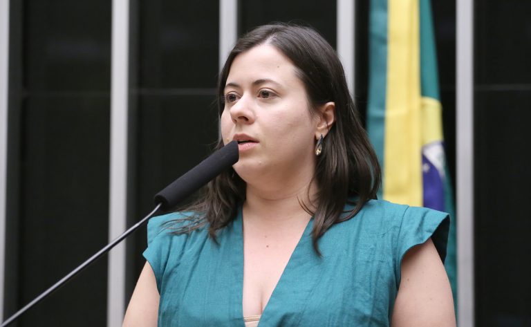 Comissão aprova logística reversa para livros didáticos e jurídicos