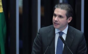 Sessão Solene destinada à promulgação do Decreto Legislativo nº 14, de 2026, que aprova o texto do Acordo Provisório de Comércio entre o Mercado Comum do Sul (MERCOSUL). Presidente da Câmara dos Deputados, Hugo Motta (REPUBLICANOS - PB)