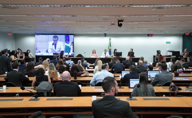 Relator altera parecer e exclui procedimentos estéticos não cirúrgicos de restrição médica