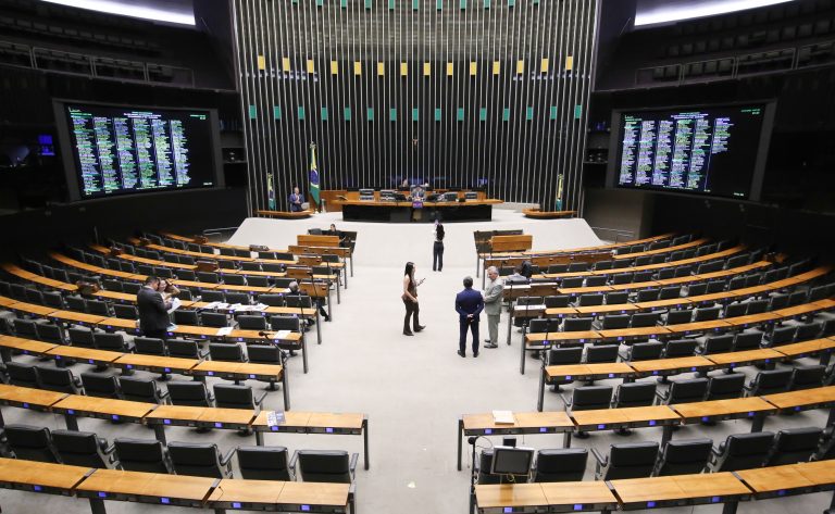 Câmara analisa urgência para PL que endurece penas contra crimes sexuais a crianças