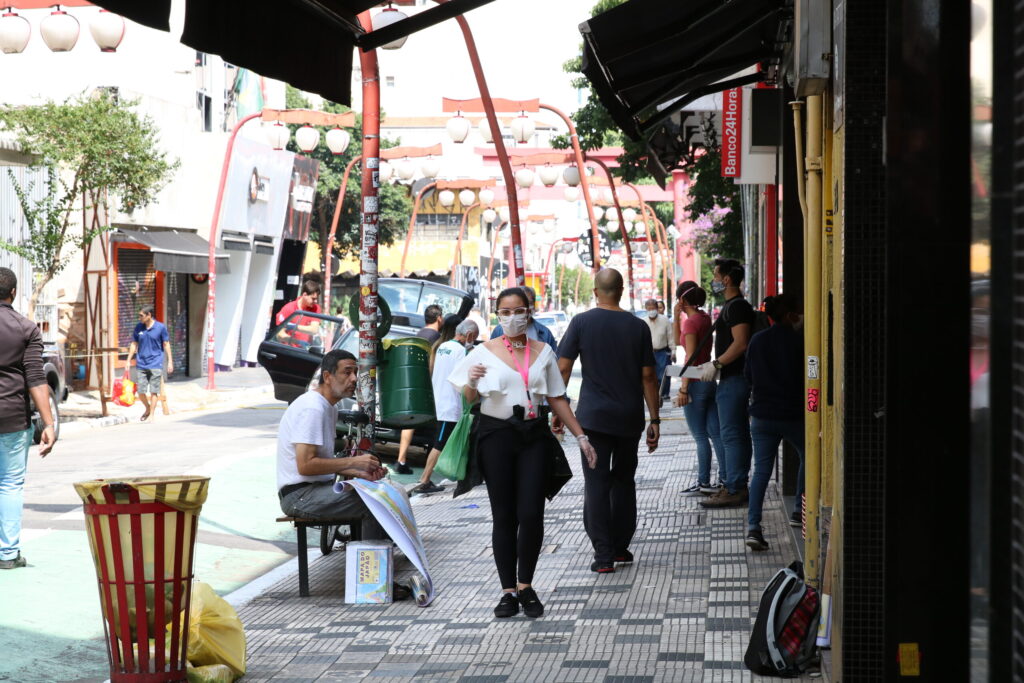 Homem mata irmão a tiros e agride tio em briga na Liberdade, em SP