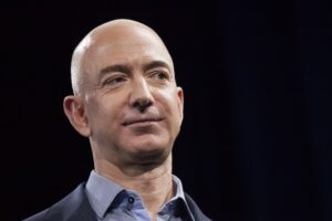 Jeff Bezos quer levantar US$ 100 bilhões para aplicar IA em fábricas, diz jornal