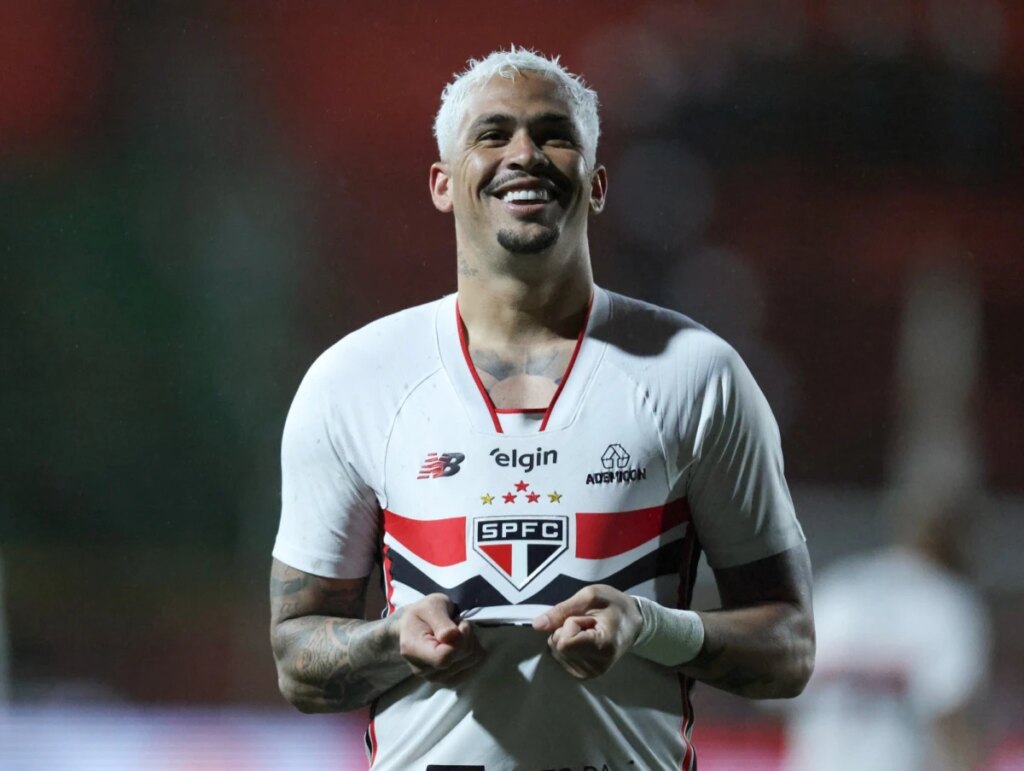 São Paulo vence Chapecoense e assume a liderança