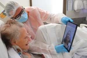Reencontro virtual: internada em Goiânia, mãe em cuidados paliativos se emociona ao rever filha que mora no Ceará