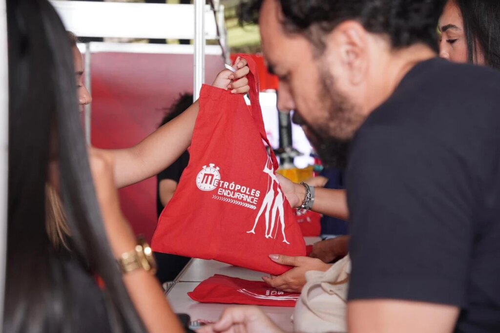 Empolgados, atletas retiram kits do Metrópoles Endurance