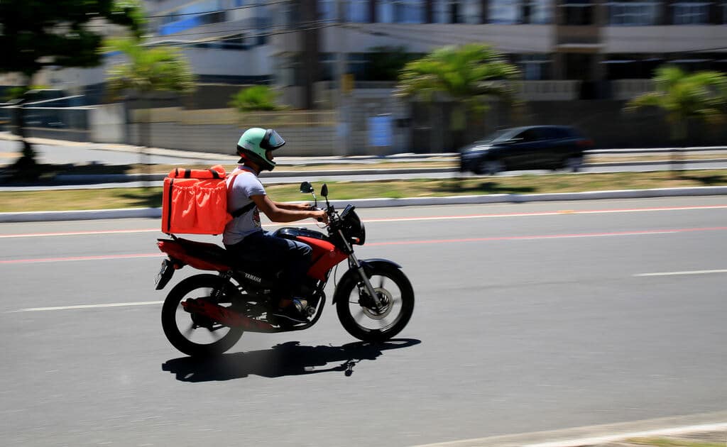 Maioria é contra taxa mínima de R$ 10 para motoristas de aplicativo de delivery, diz pesquisa