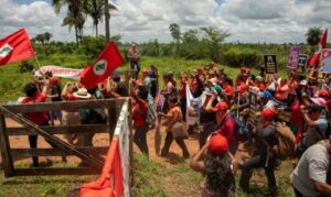 Mulheres do MST ocupam latifúndios em sete estados por reforma agrária