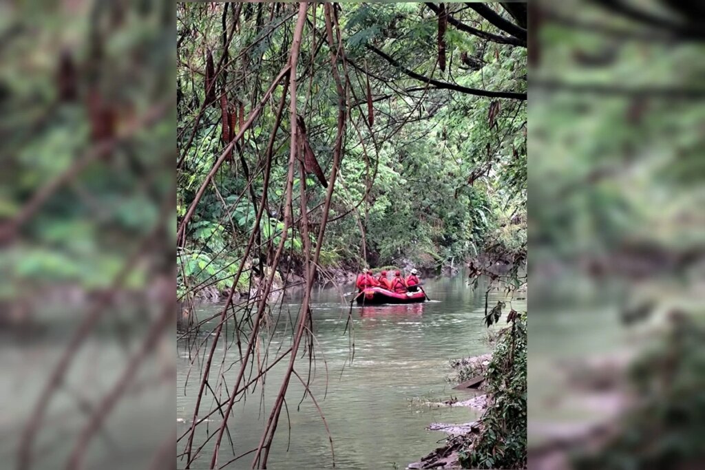 Bombeiros iniciam 3º dia de buscas por mulher arrastada em enxurrada