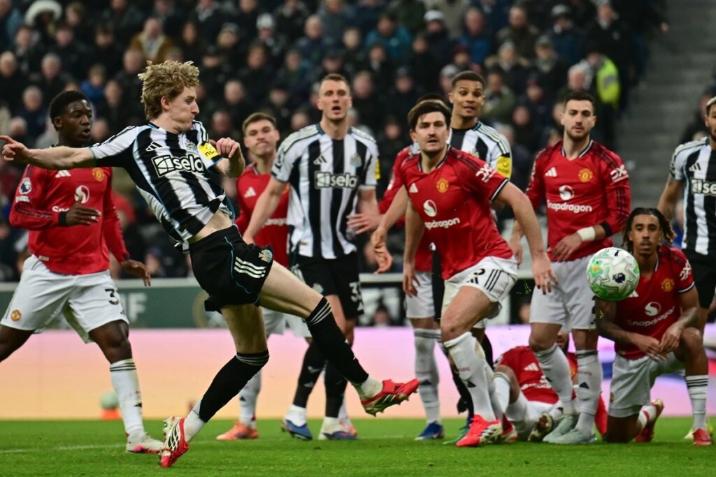 Com um a menos, Newcastle vence Manchester United na Premier League