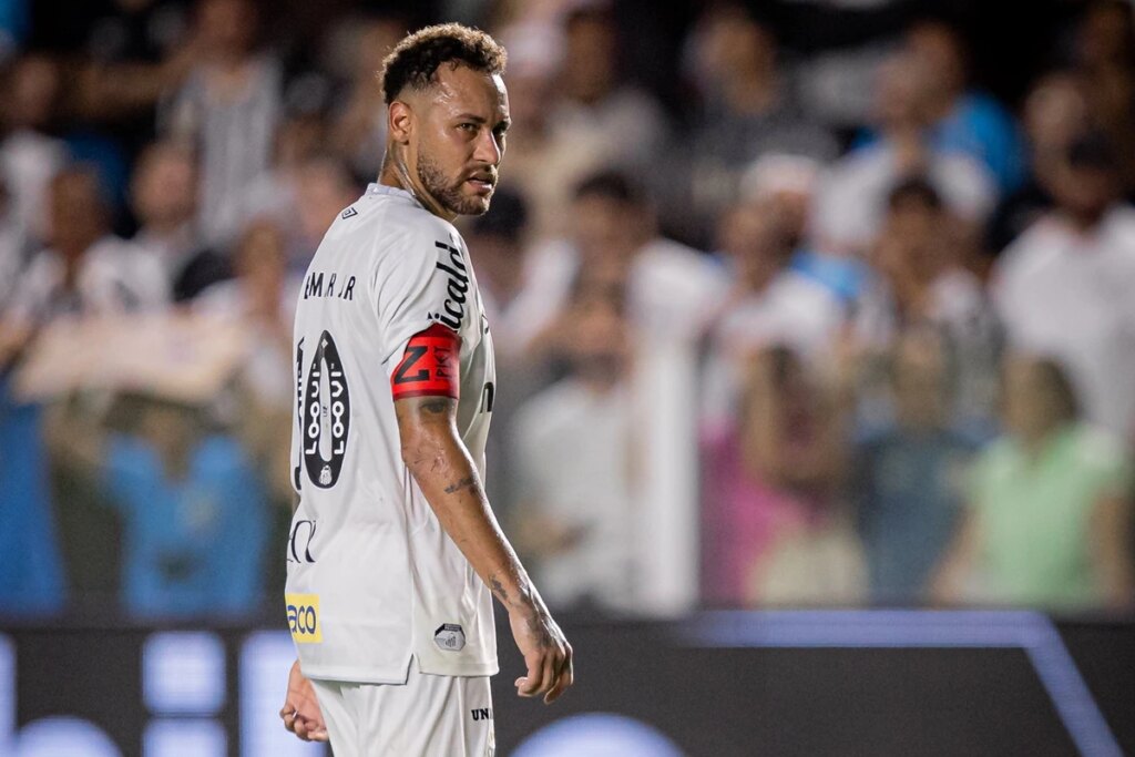 Com Neymar de titular, Santos divulga escalação para clássico